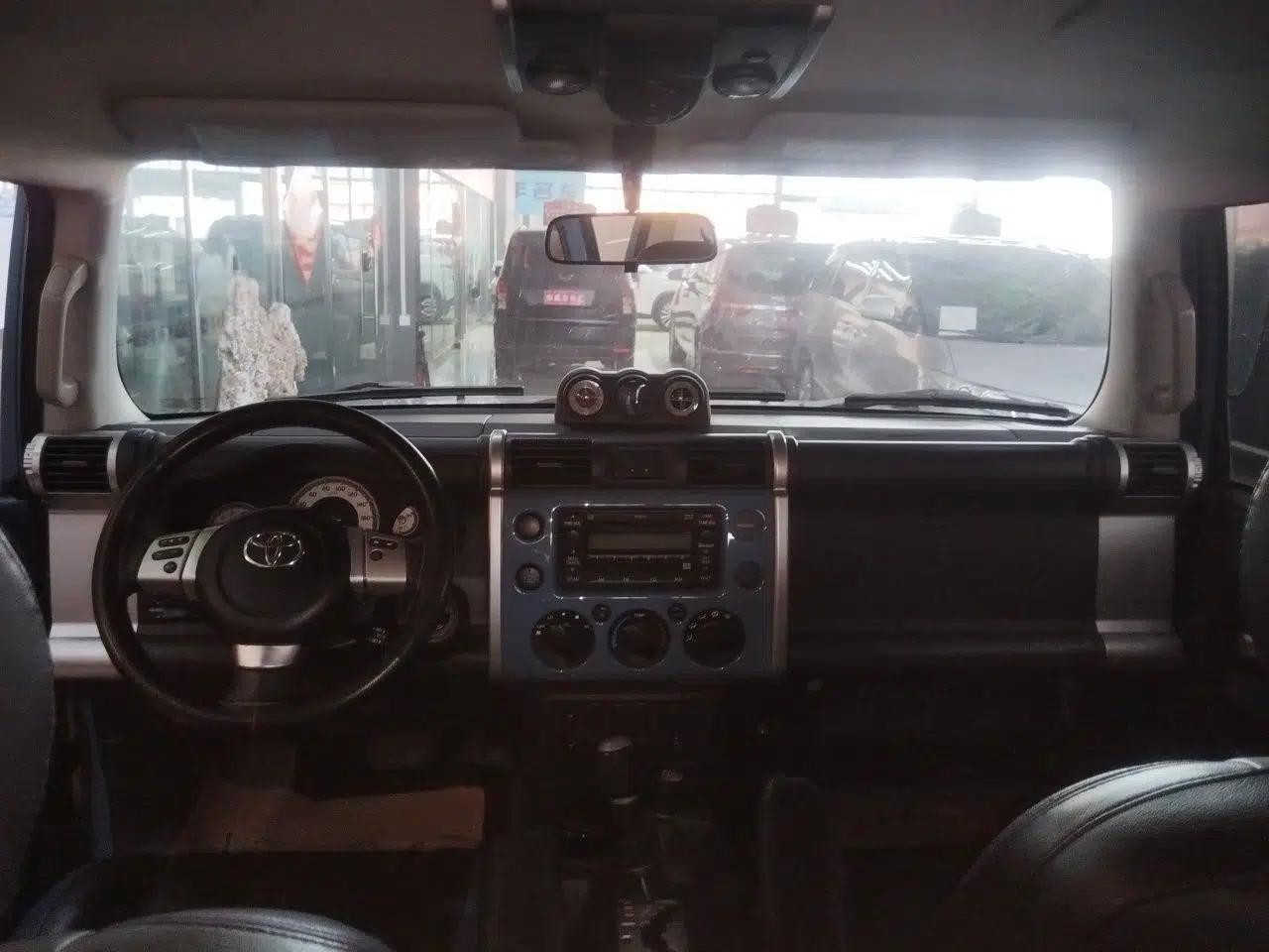 Toyota FJ Cruiser 2017 4.0 Automatic Parallel Import Version — миниатюра 9