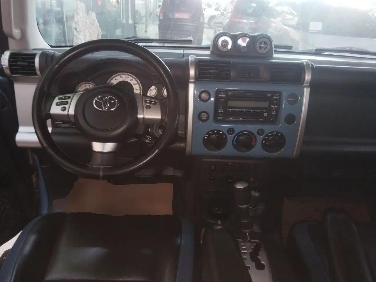 Toyota FJ Cruiser 2017 4.0 Automatic Parallel Import Version — миниатюра 10
