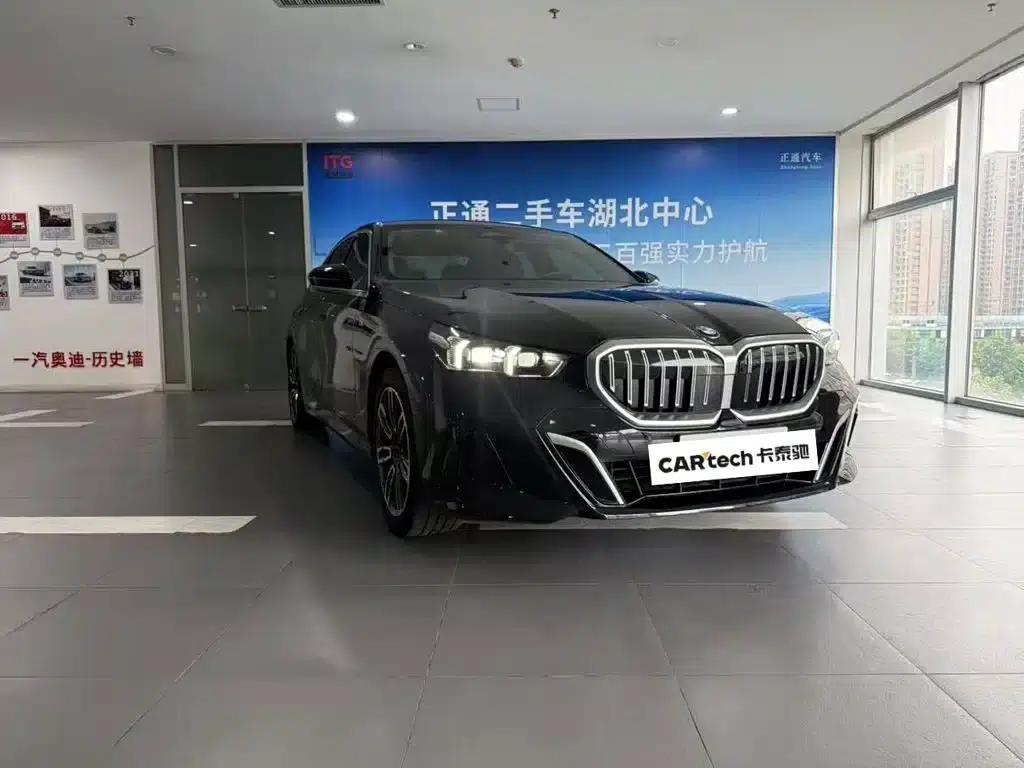 2025 BMW 5 Series 530Li Leading Edition M Sport Package — миниатюра 3