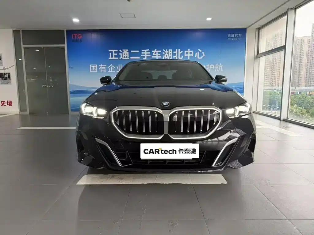 2025 BMW 5 Series 530Li Leading Edition M Sport Package — миниатюра 4