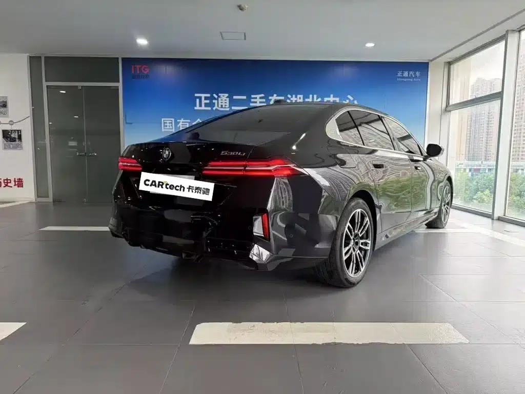 2025 BMW 5 Series 530Li Leading Edition M Sport Package — миниатюра 6