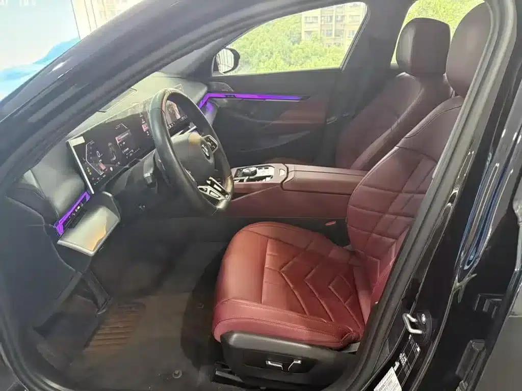 2025 BMW 5 Series 530Li Leading Edition M Sport Package — миниатюра 8
