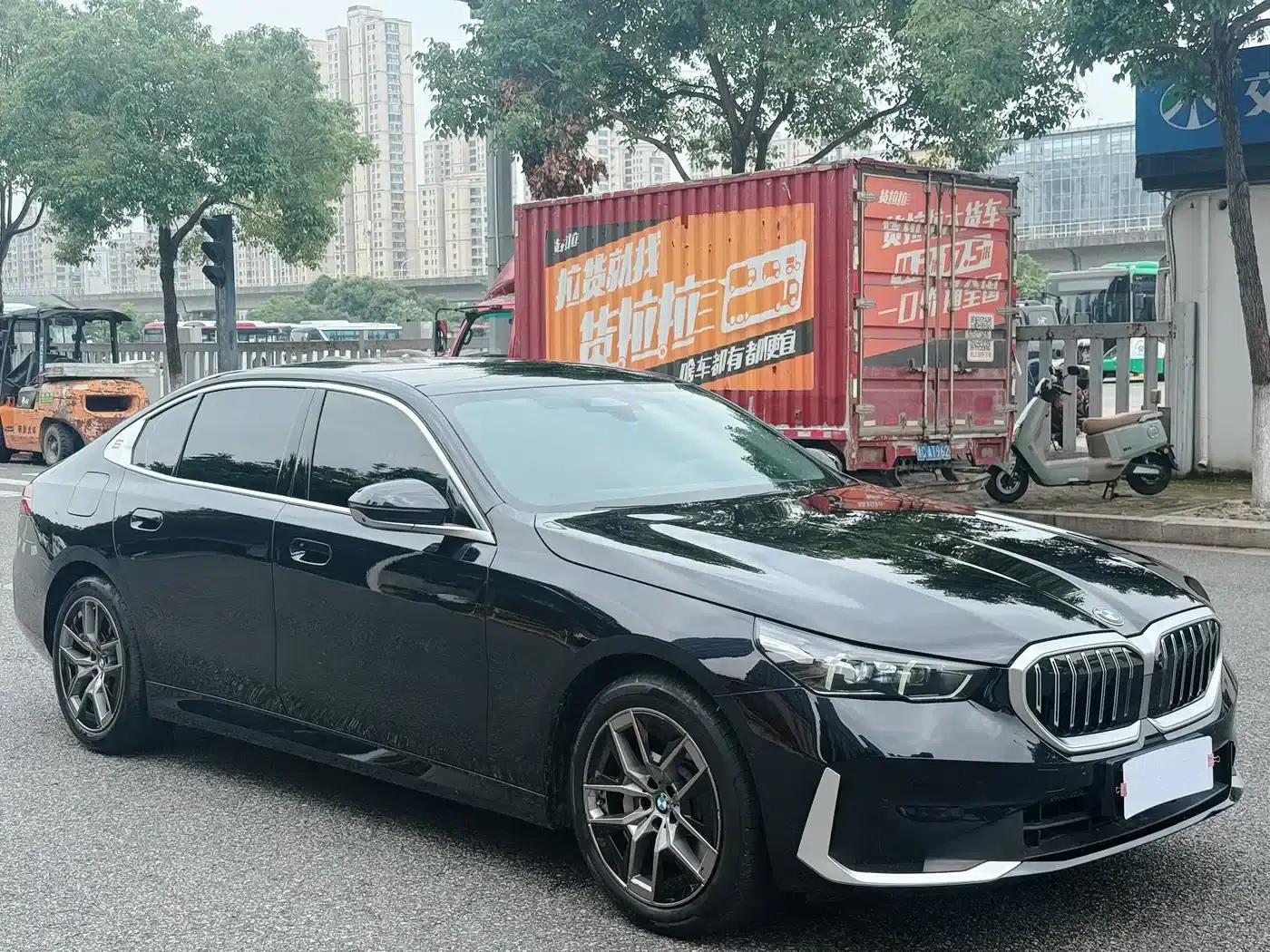 2024 BMW 5 Series 530Li Leading Luxury Package — миниатюра 1