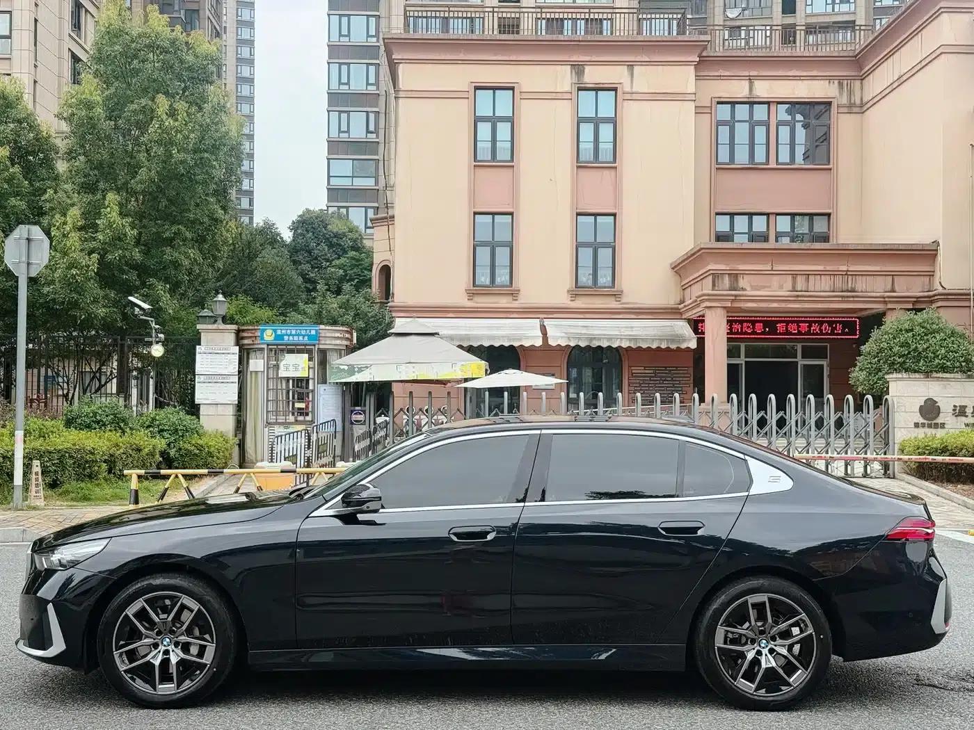 2024 BMW 5 Series 530Li Leading Luxury Package — миниатюра 4