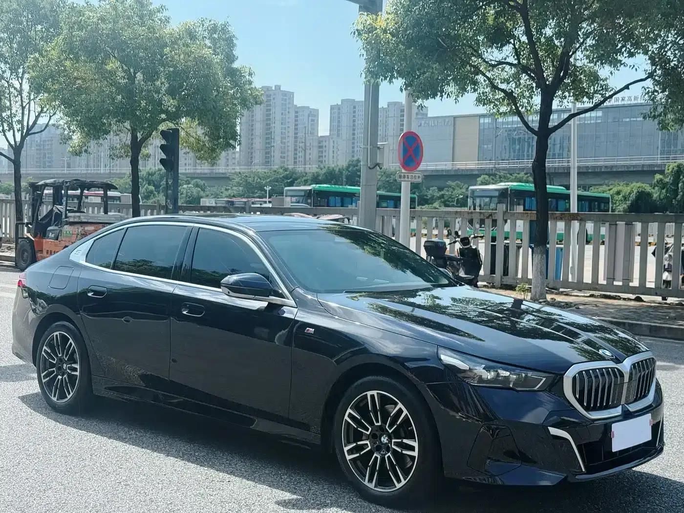 2025 BMW 5 Series 530Li Leading Edition M Sport Package — миниатюра 1
