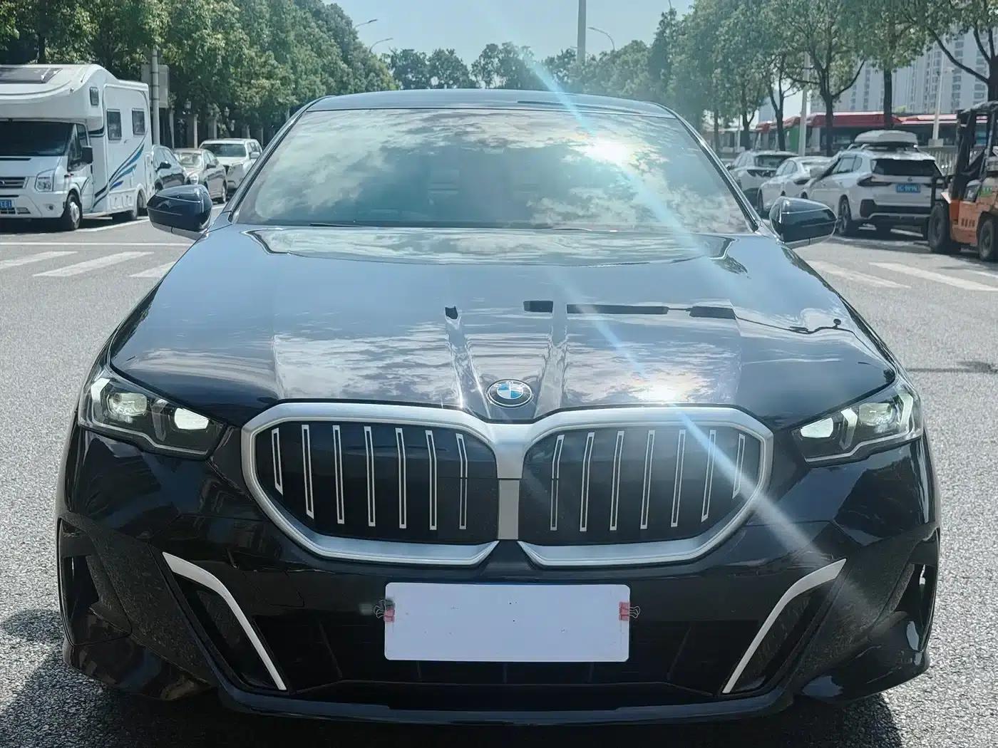 2025 BMW 5 Series 530Li Leading Edition M Sport Package — миниатюра 2