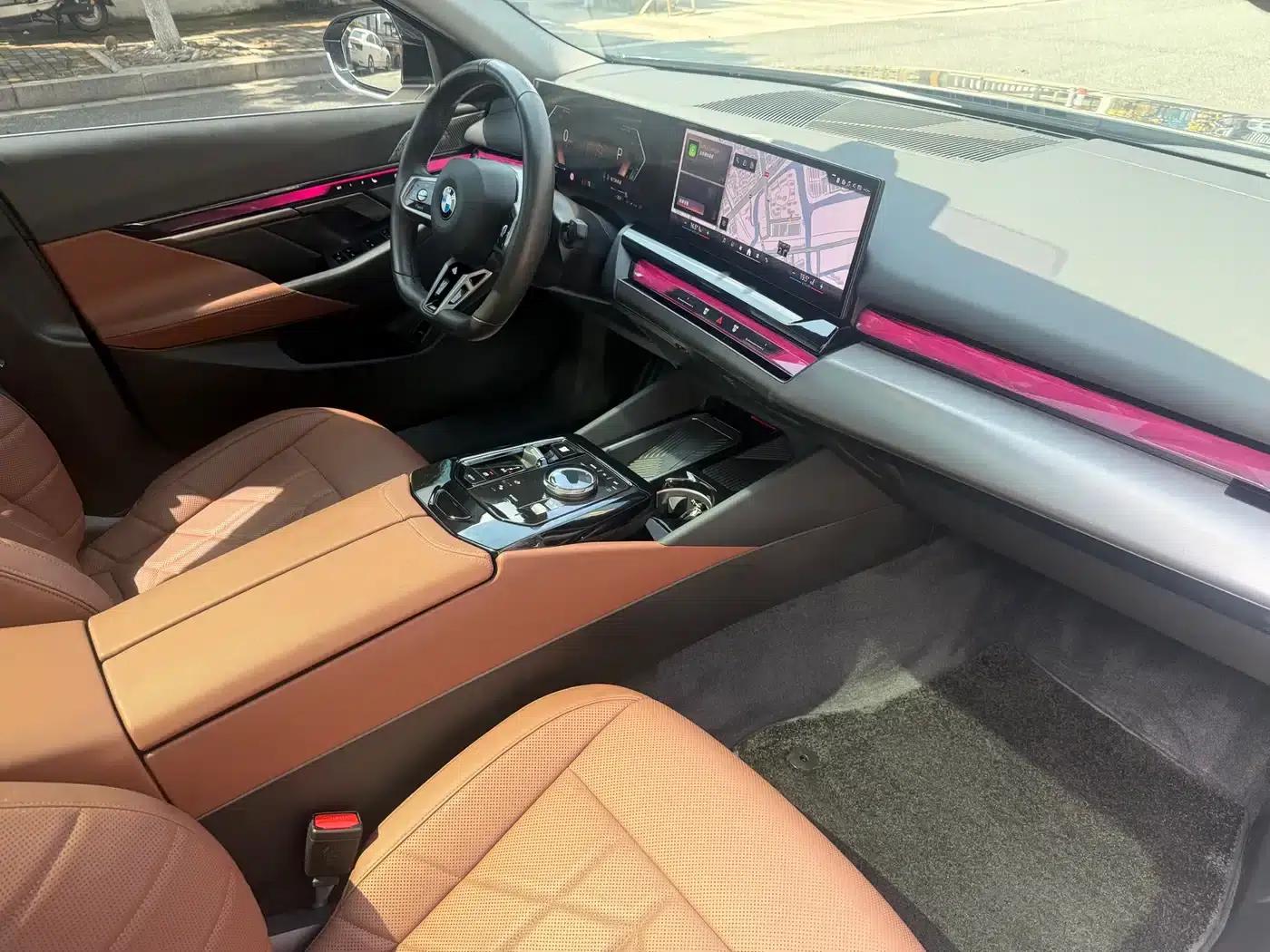 2025 BMW 5 Series 530Li Leading Edition M Sport Package — миниатюра 11