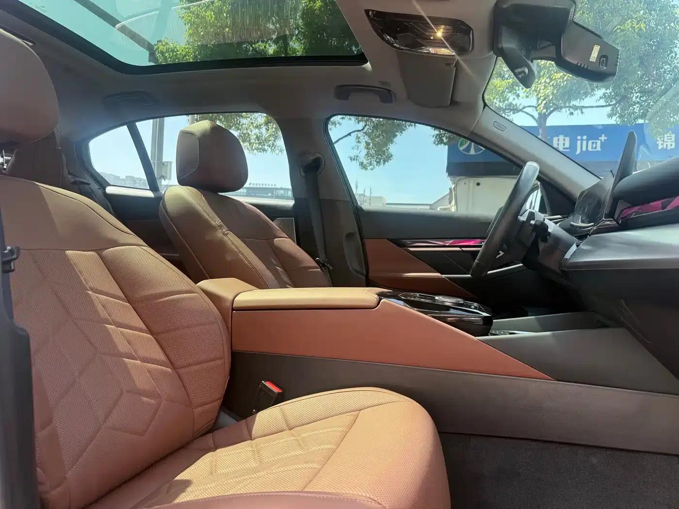 2025 BMW 5 Series 530Li Leading Edition M Sport Package — миниатюра 12