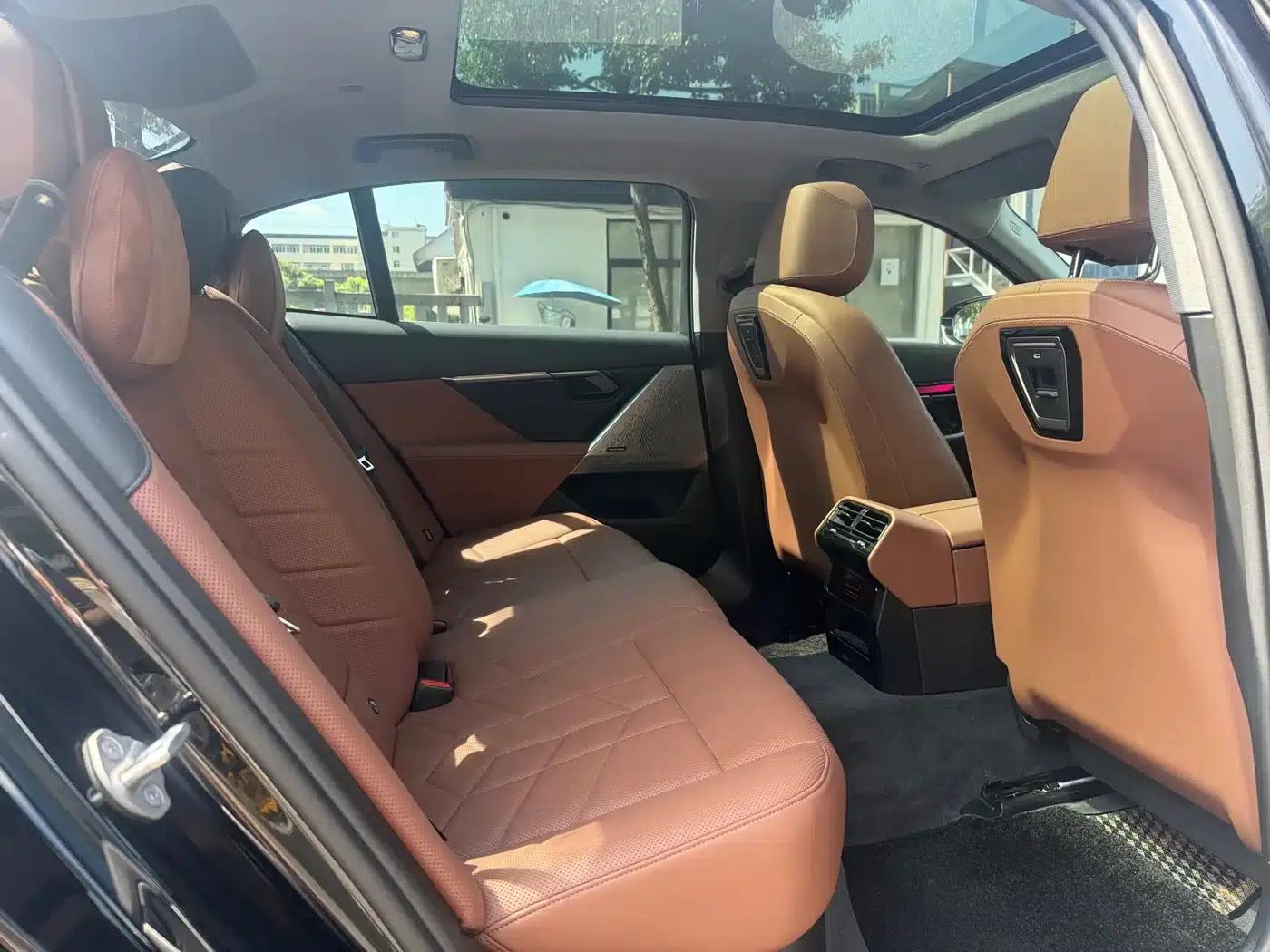 2025 BMW 5 Series 530Li Leading Edition M Sport Package — миниатюра 15