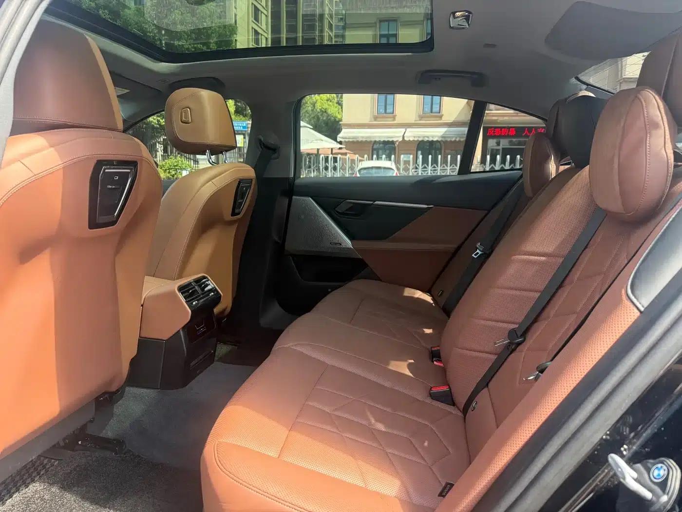 2025 BMW 5 Series 530Li Leading Edition M Sport Package — миниатюра 16