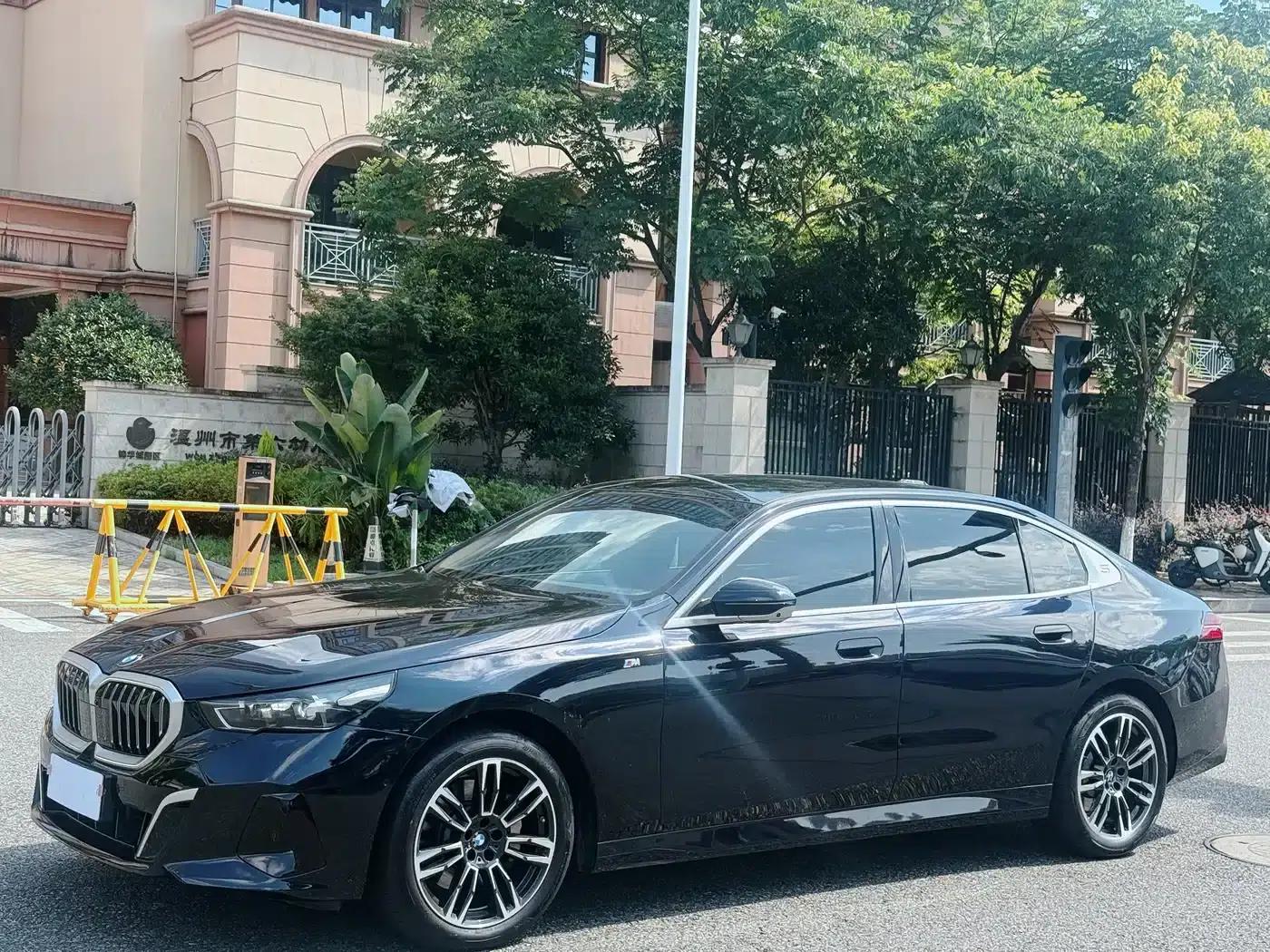 2025 BMW 5 Series 530Li Leading Edition M Sport Package — миниатюра 3