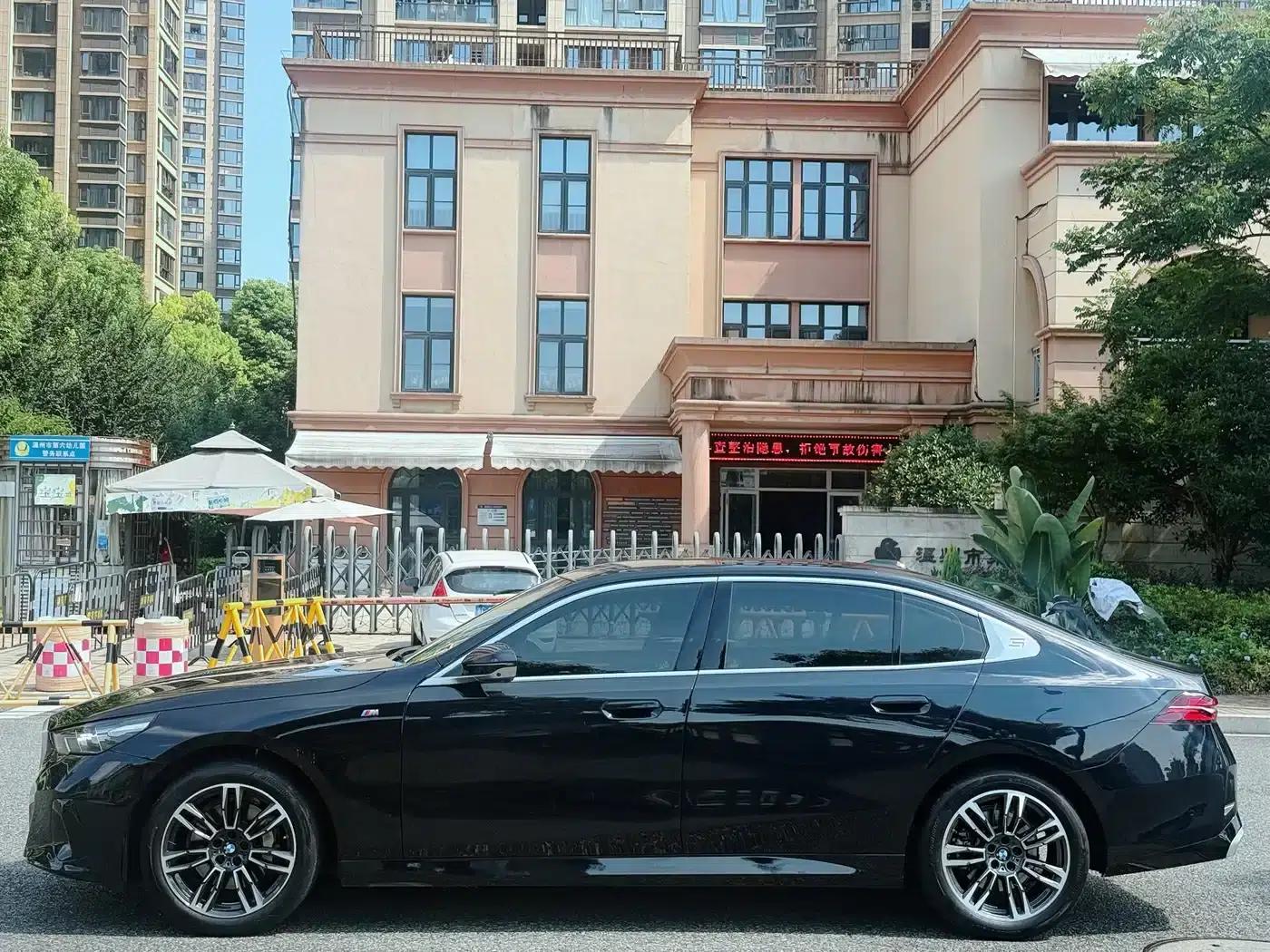 2025 BMW 5 Series 530Li Leading Edition M Sport Package — миниатюра 4