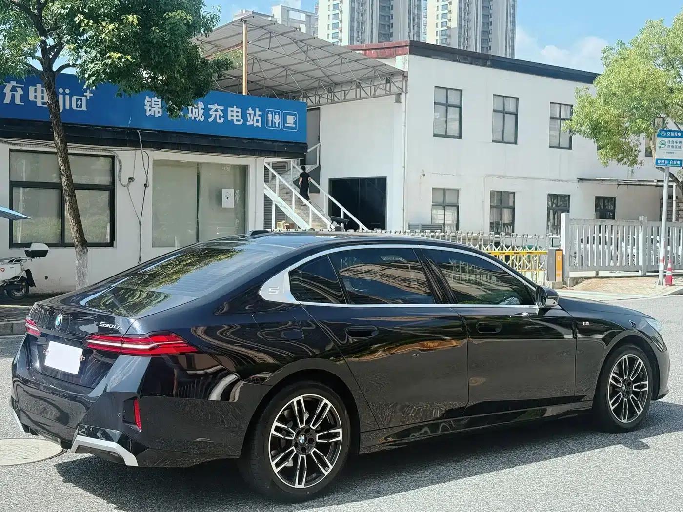 2025 BMW 5 Series 530Li Leading Edition M Sport Package — миниатюра 7