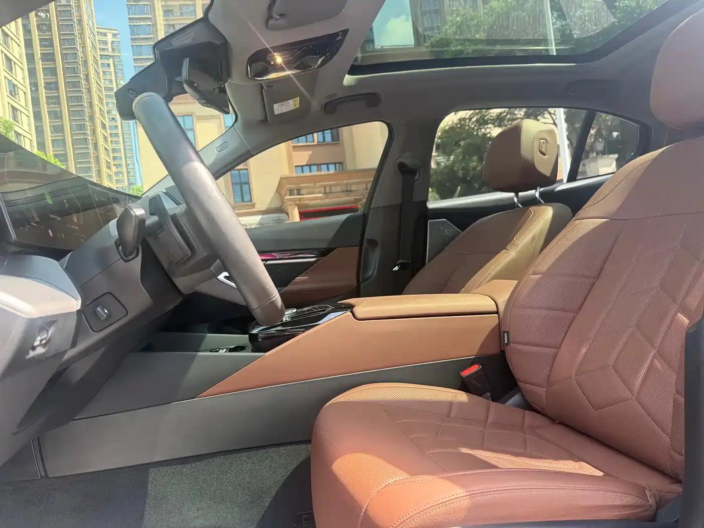 2025 BMW 5 Series 530Li Leading Edition M Sport Package — миниатюра 9