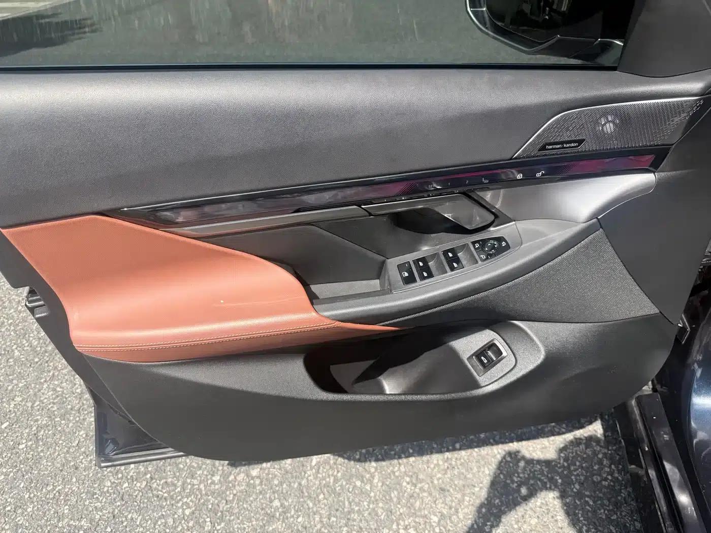 2025 BMW 5 Series 530Li Leading Edition M Sport Package — миниатюра 10