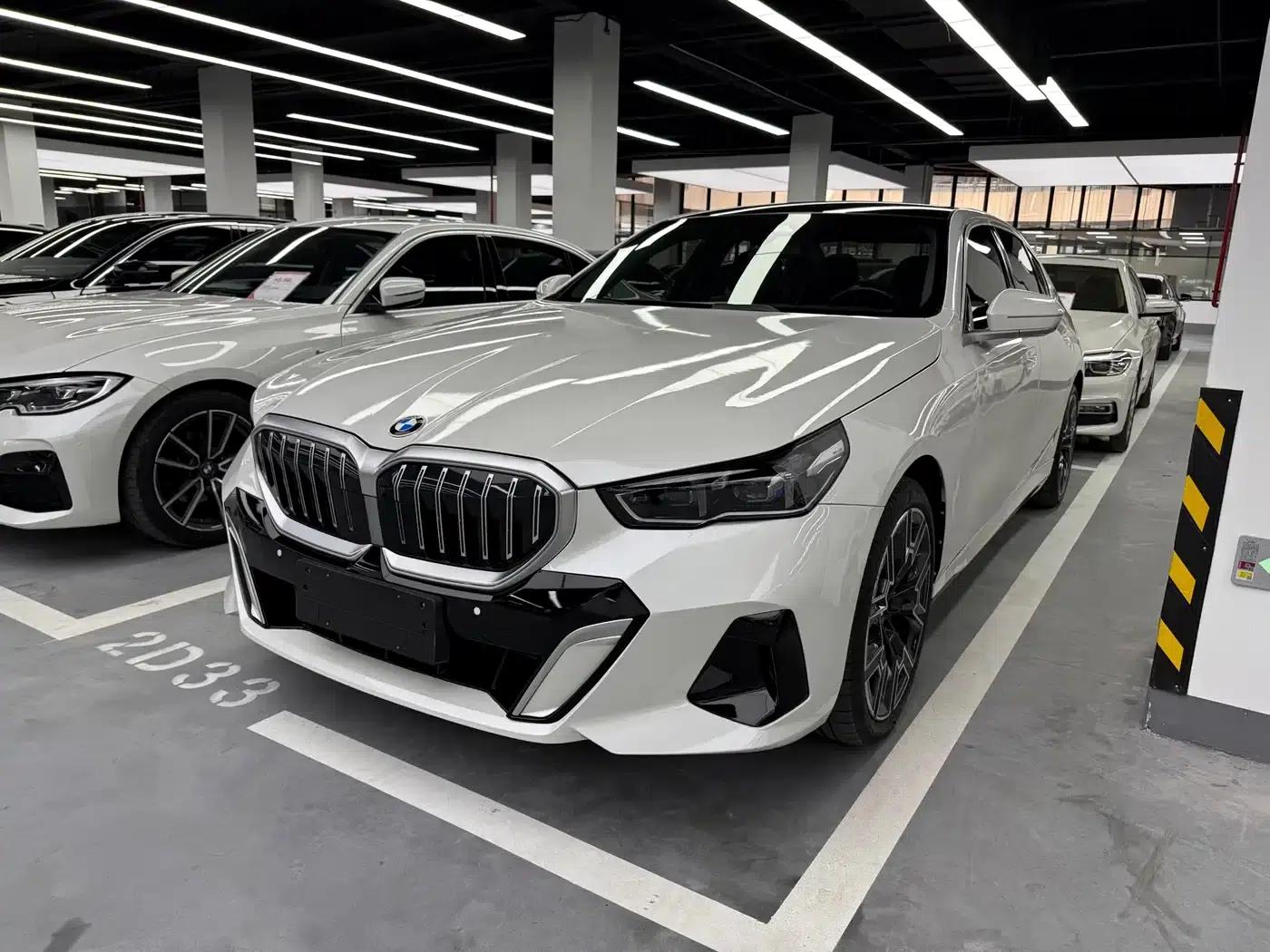 2025 BMW 5 Series 530Li Luxury M Sport Package — миниатюра 1