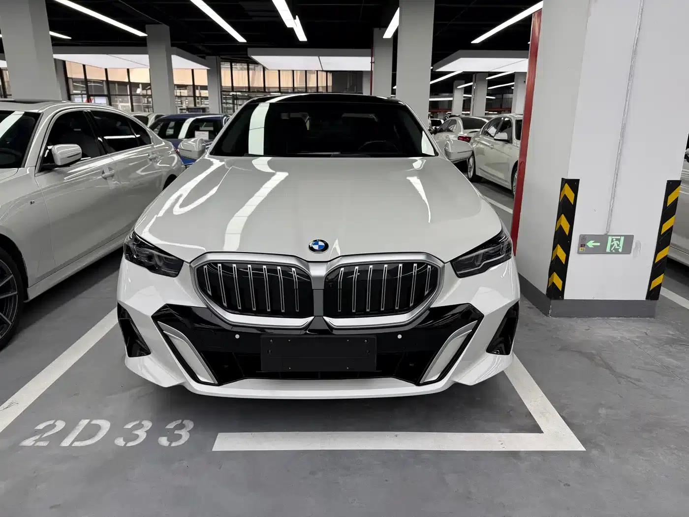 2025 BMW 5 Series 530Li Luxury M Sport Package — миниатюра 2