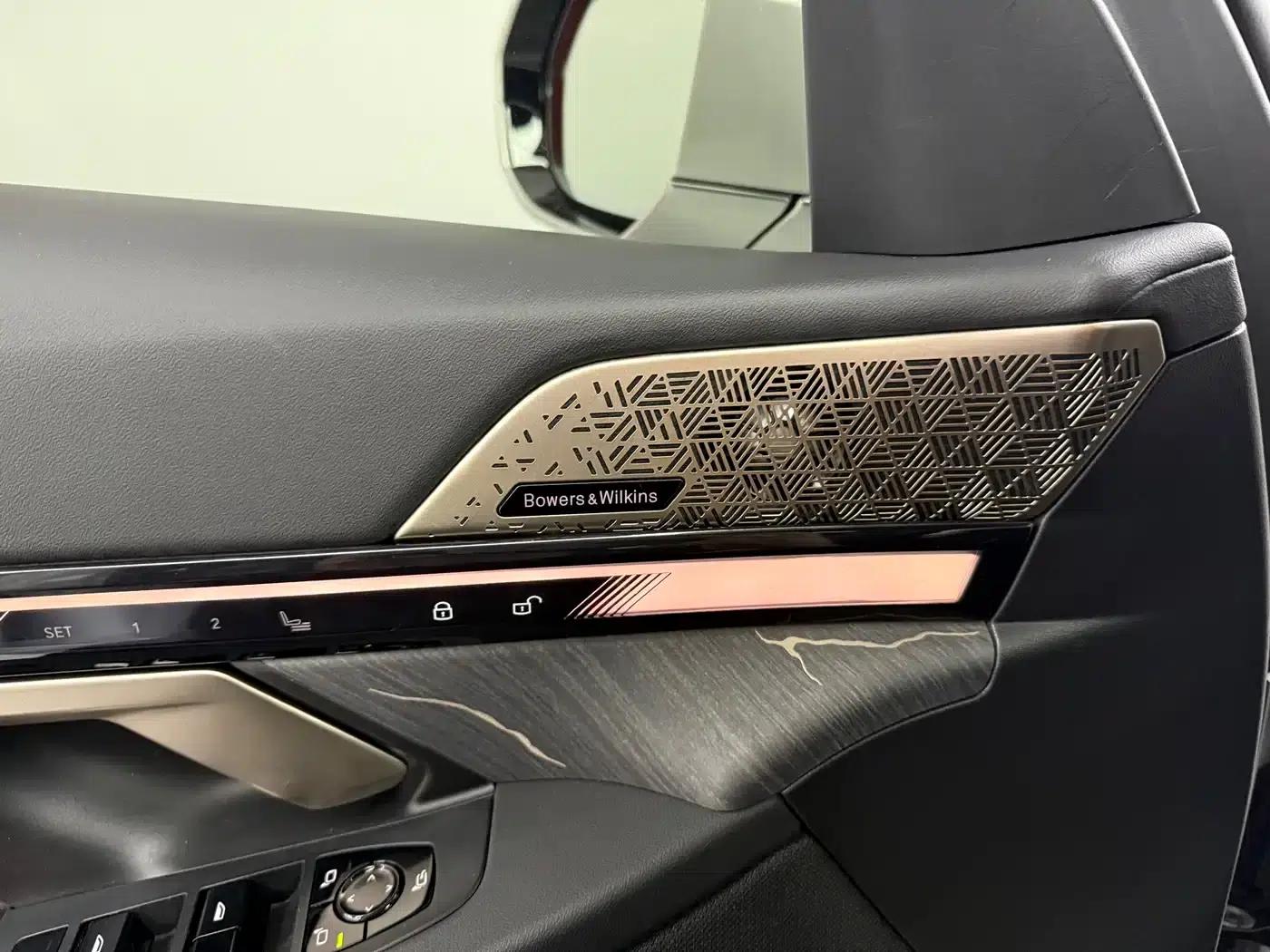 2025 BMW 5 Series 530Li Luxury M Sport Package — миниатюра 11