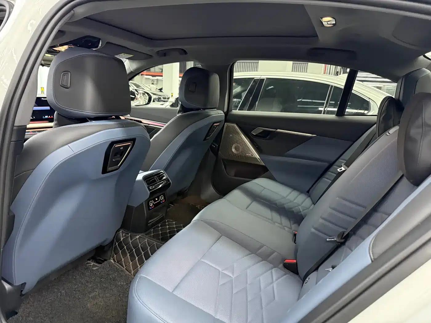 2025 BMW 5 Series 530Li Luxury M Sport Package — миниатюра 12