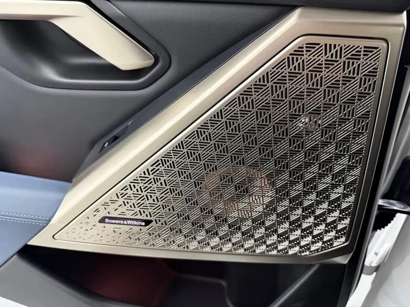 2025 BMW 5 Series 530Li Luxury M Sport Package — миниатюра 14