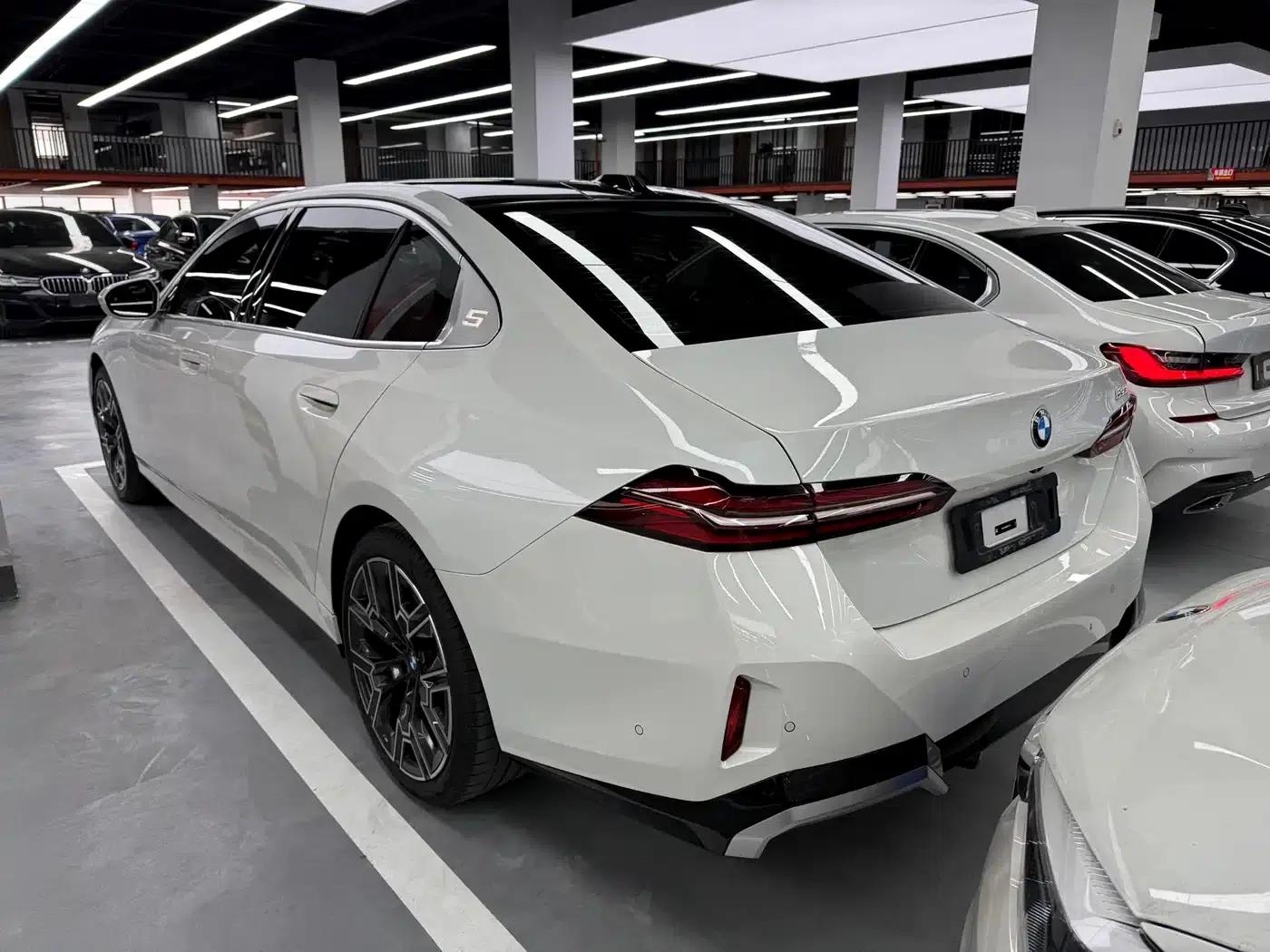 2025 BMW 5 Series 530Li Luxury M Sport Package — миниатюра 15