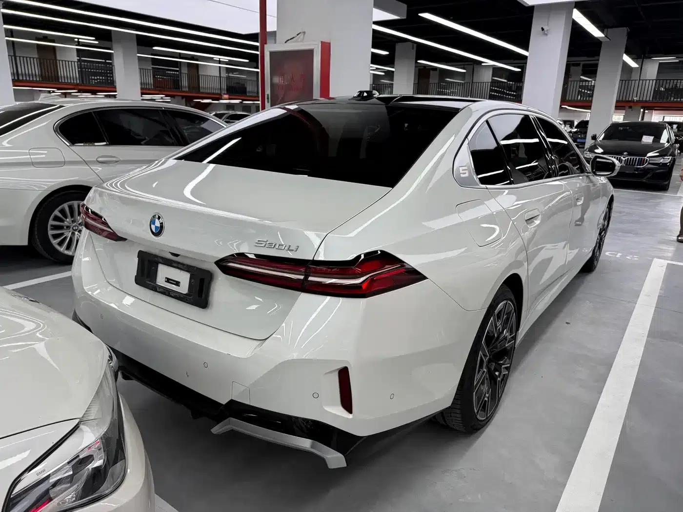 2025 BMW 5 Series 530Li Luxury M Sport Package — миниатюра 16