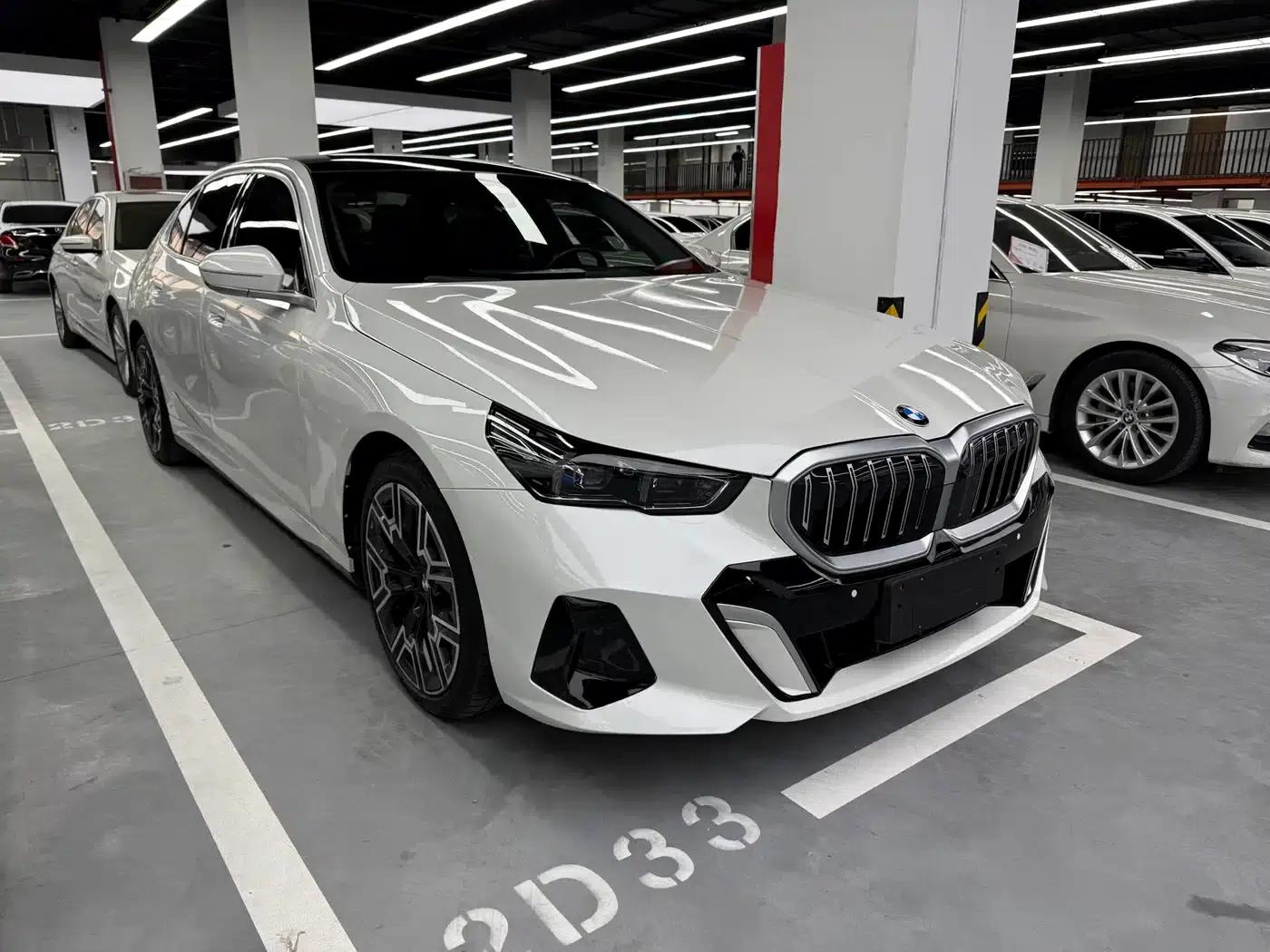 2025 BMW 5 Series 530Li Luxury M Sport Package — миниатюра 3