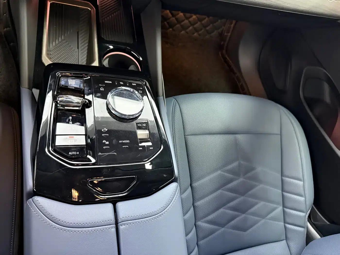 2025 BMW 5 Series 530Li Luxury M Sport Package — миниатюра 8