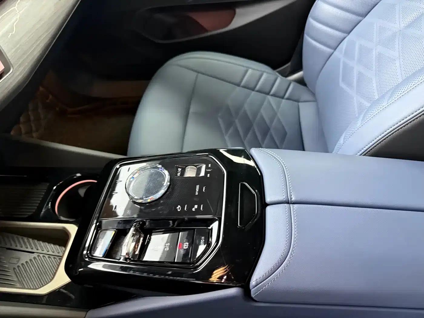 2025 BMW 5 Series 530Li Luxury M Sport Package — миниатюра 9