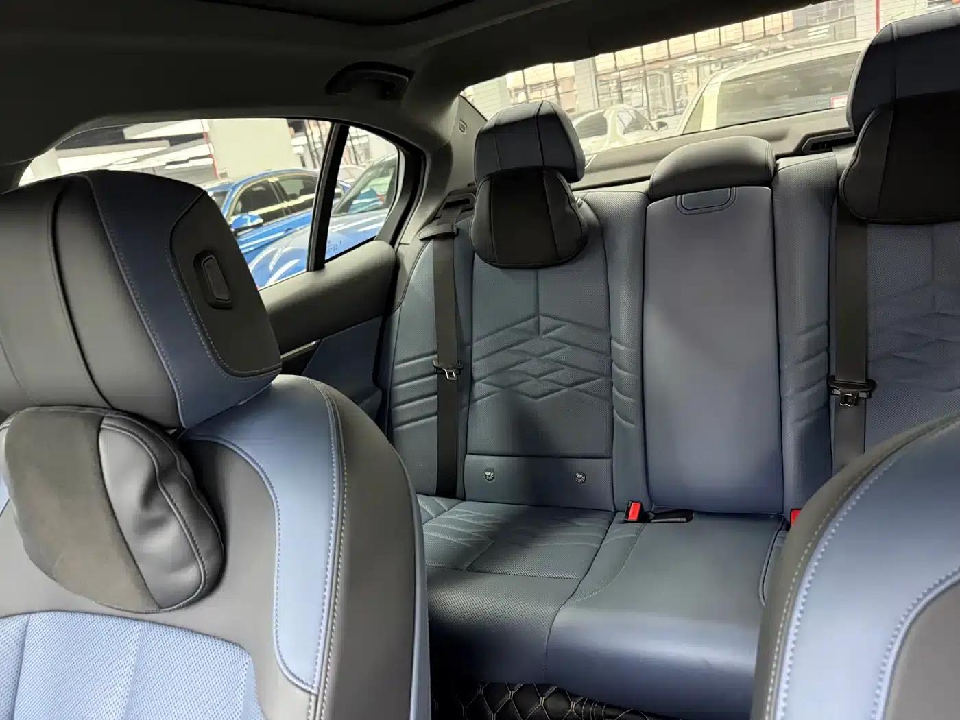 2025 BMW 5 Series 530Li Luxury M Sport Package — миниатюра 10