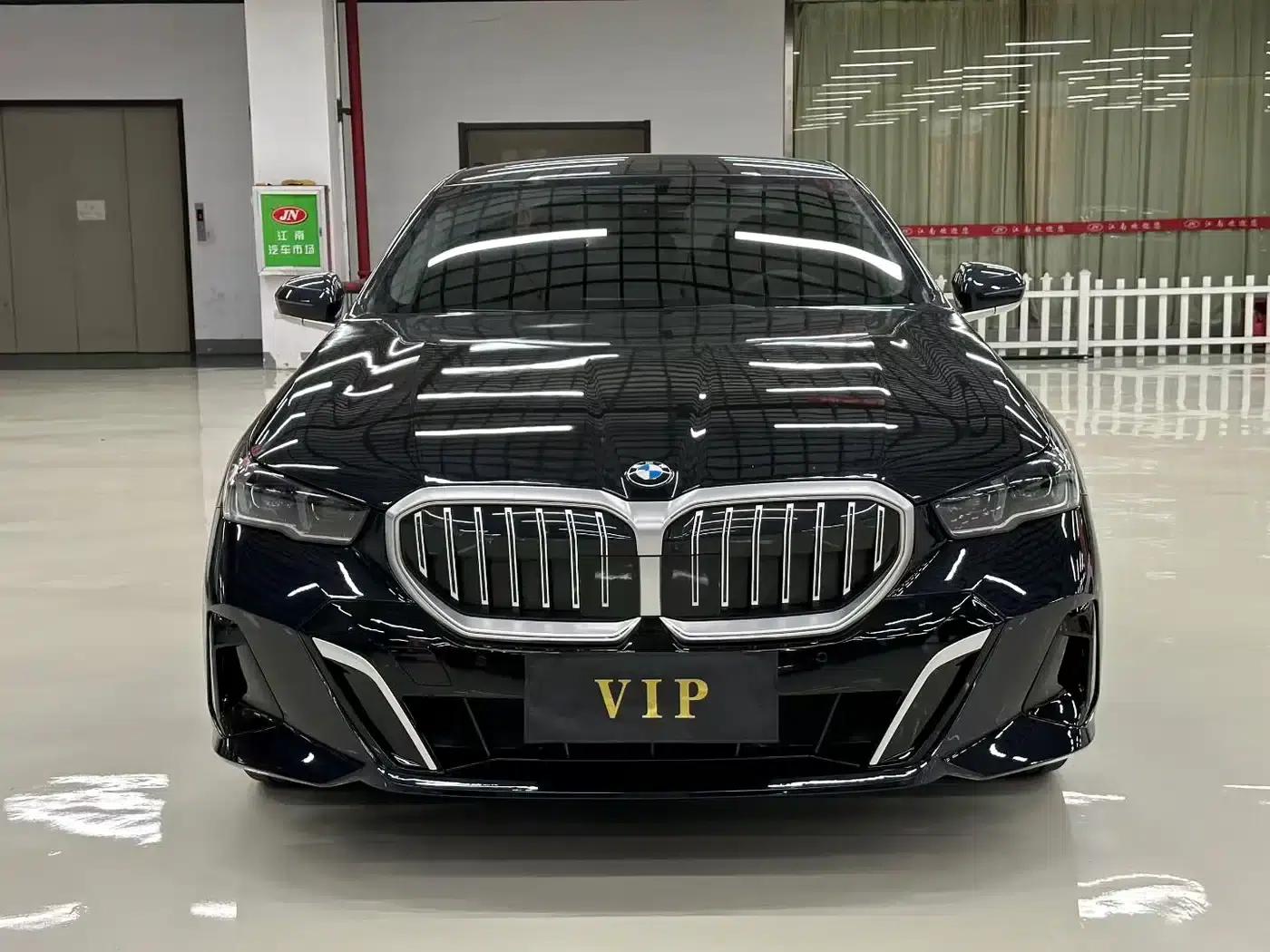 2025 BMW 5 Series 530Li Leading Edition M Sport Package — миниатюра 2