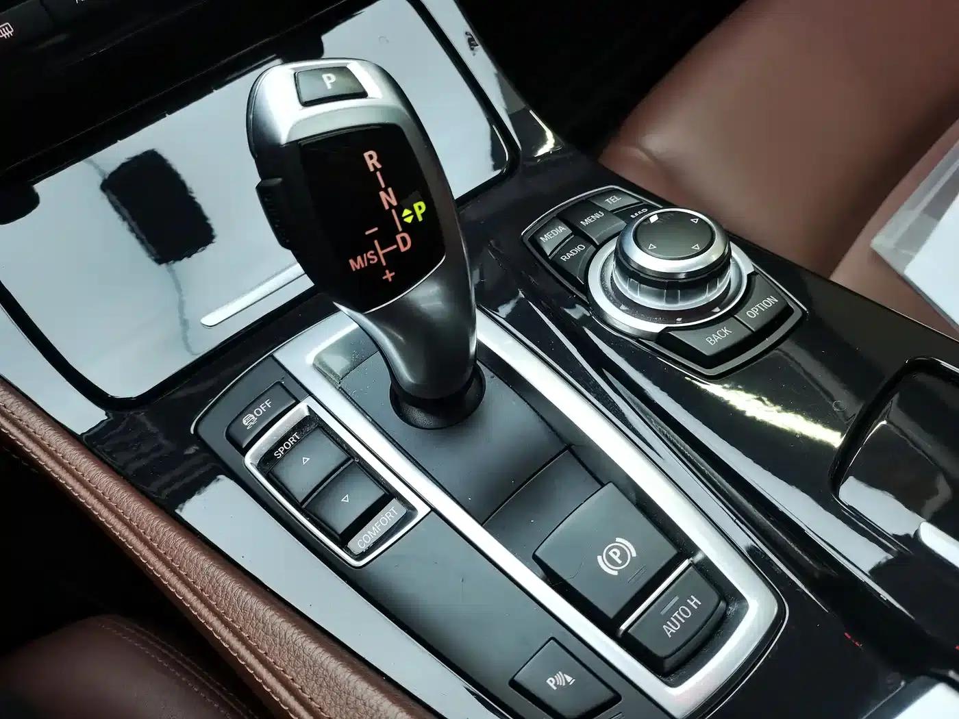 2014 BMW 5 Series 520Li Elegant Edition — миниатюра 20
