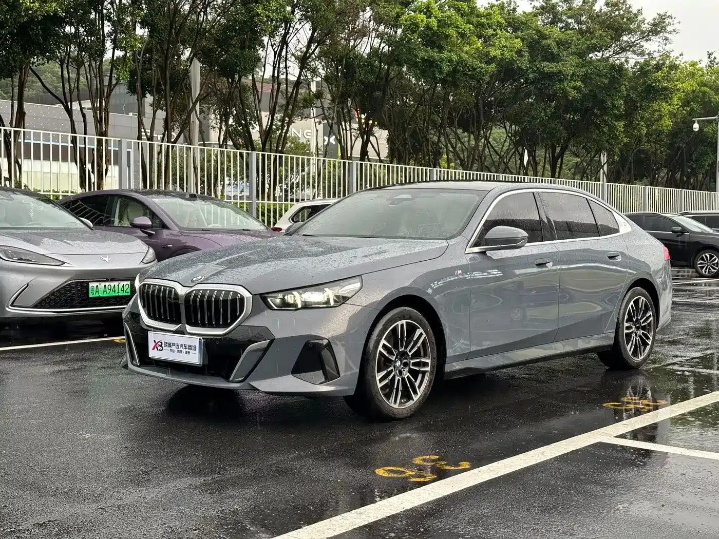 2024 BMW 5 Series 525Li M Sport Package — миниатюра 1