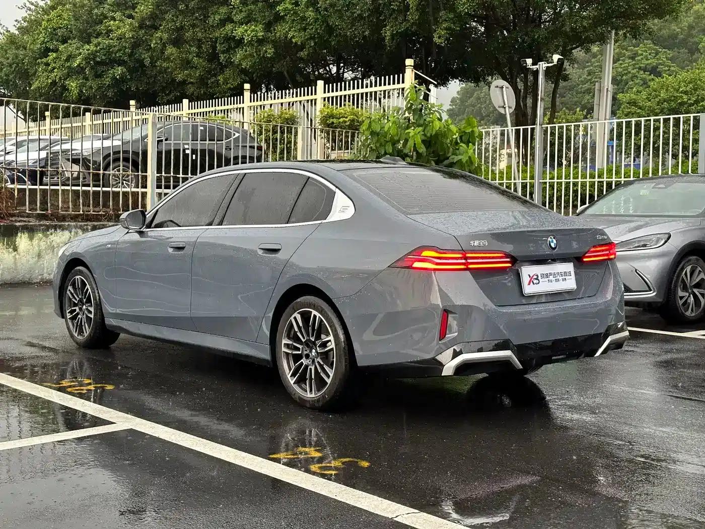 2024 BMW 5 Series 525Li M Sport Package — миниатюра 8