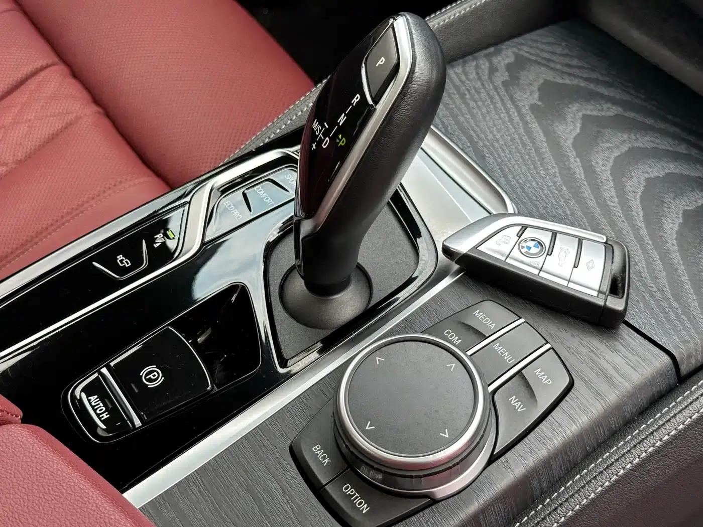 2021 BMW 5 Series 530Li Luxury M Sport Package — миниатюра 10