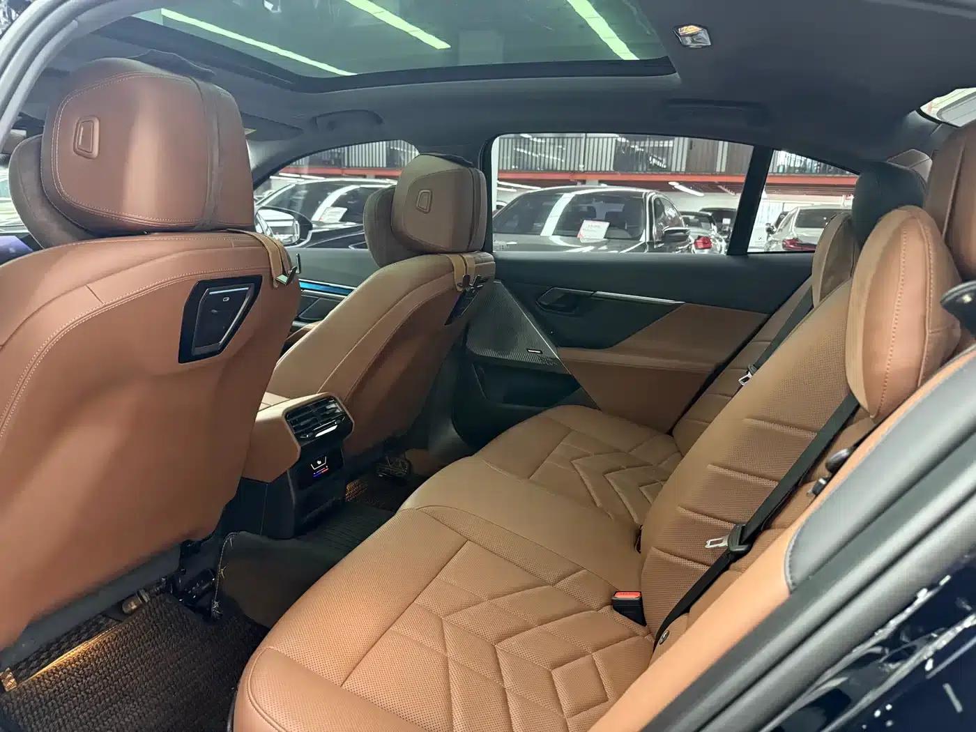 2026 BMW 5 Series 530Li Leading Edition M Sport Package — миниатюра 12