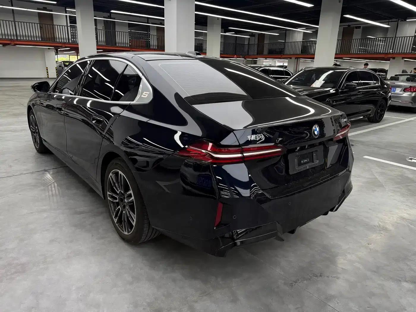 2026 BMW 5 Series 530Li Leading Edition M Sport Package — миниатюра 14