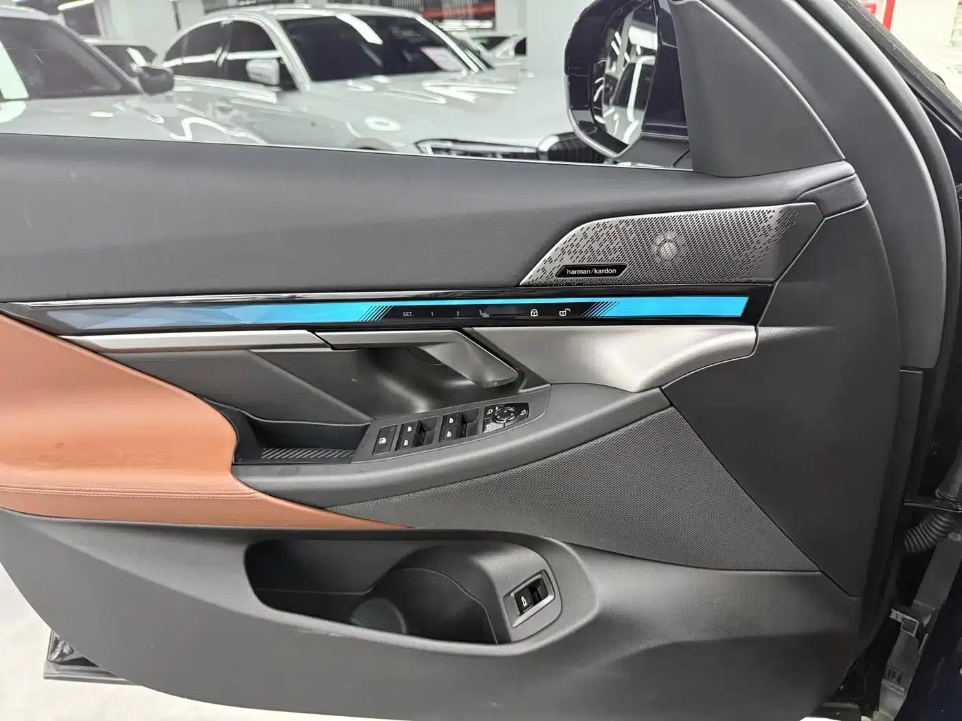 2026 BMW 5 Series 530Li Leading Edition M Sport Package — миниатюра 6