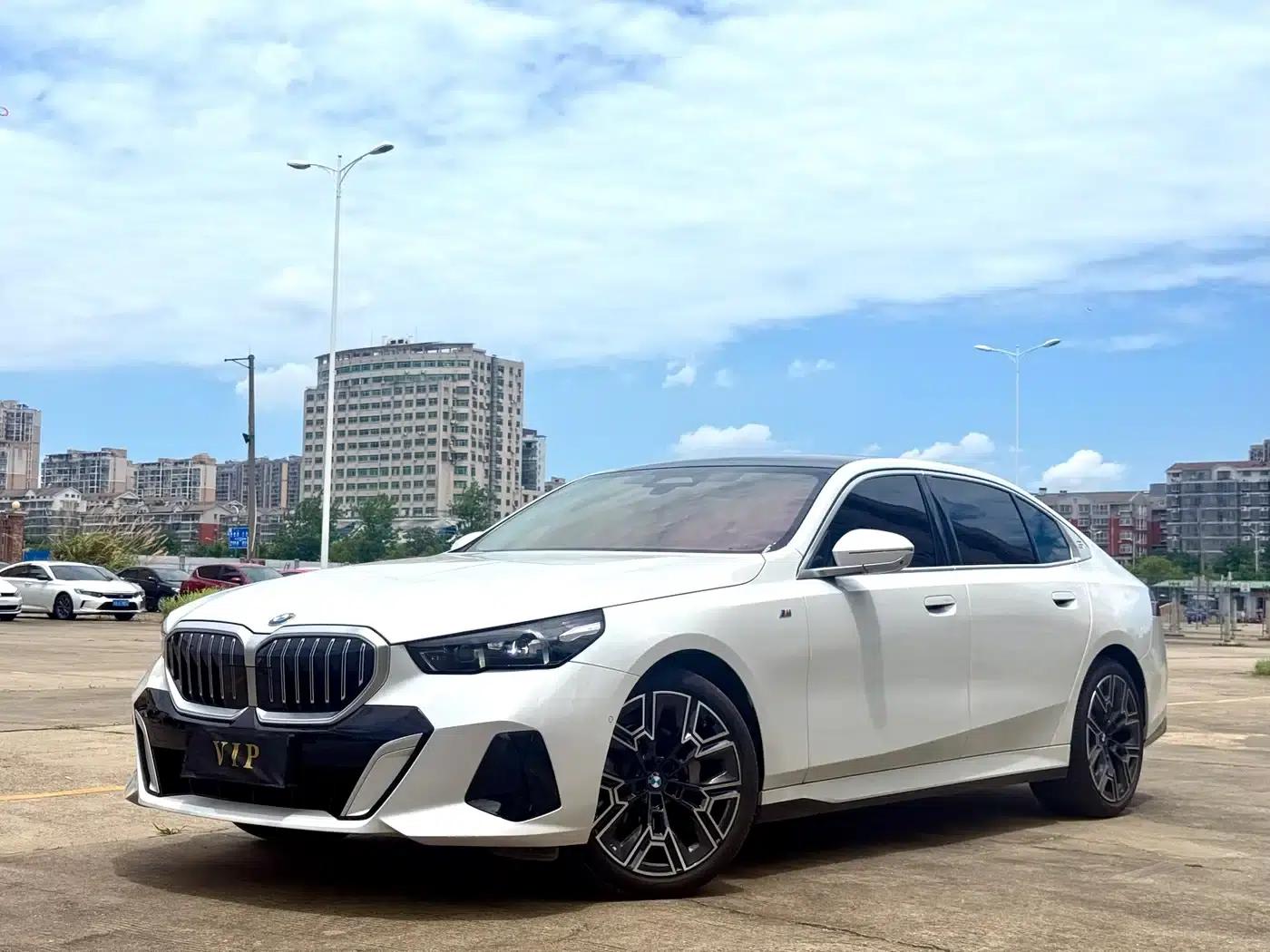 2025 BMW 5 Series 530Li Luxury M Sport Package — миниатюра 1