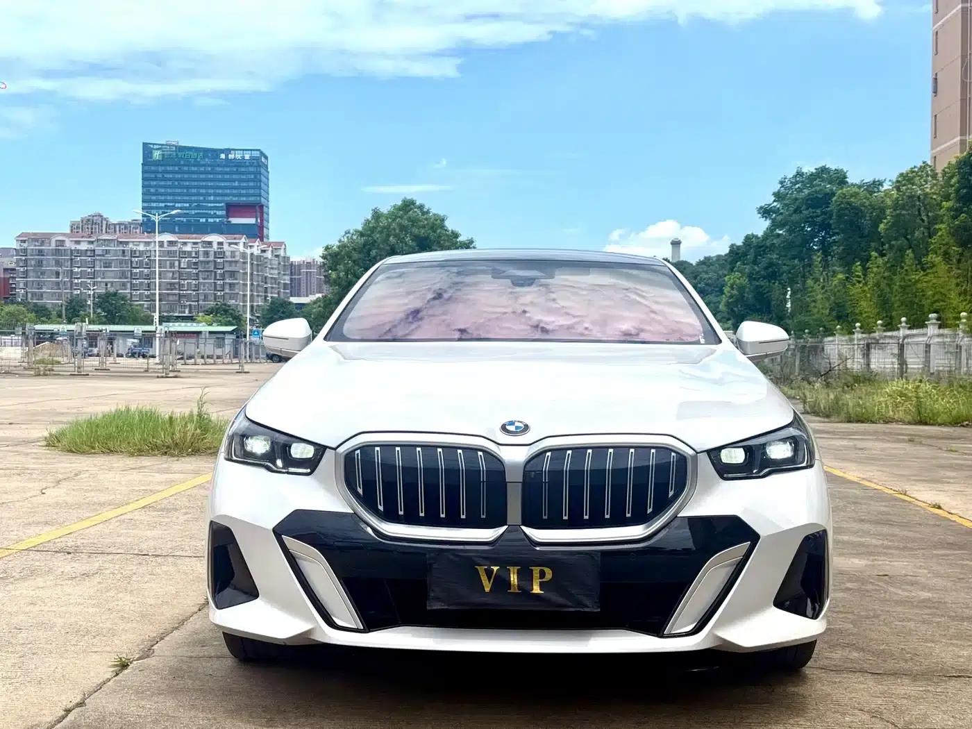 2025 BMW 5 Series 530Li Luxury M Sport Package — миниатюра 2