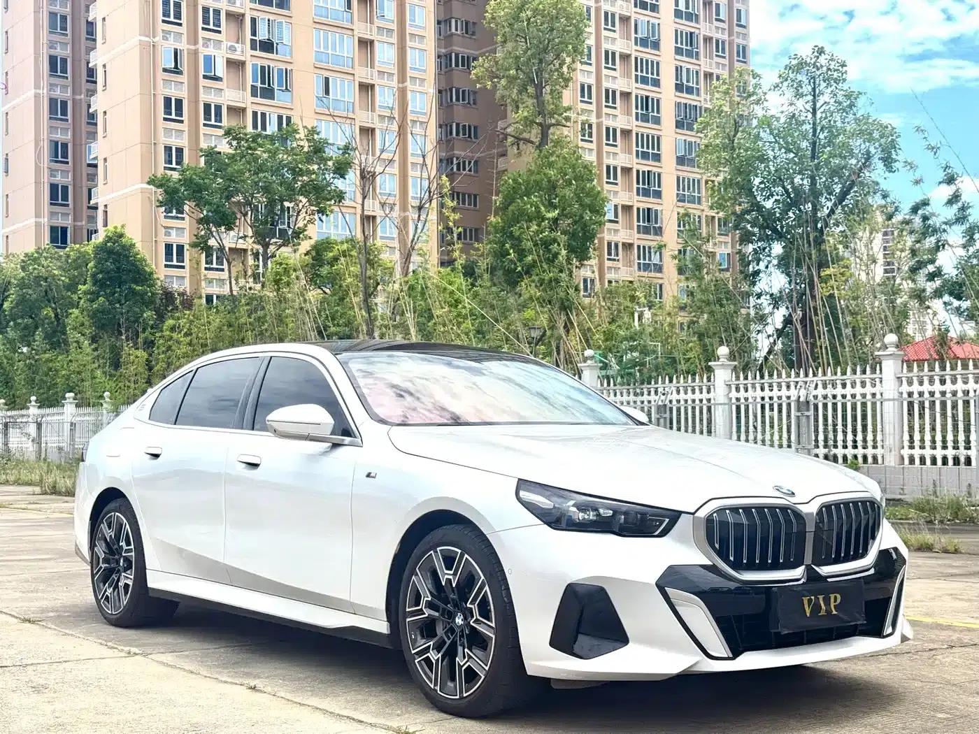 2025 BMW 5 Series 530Li Luxury M Sport Package — миниатюра 3