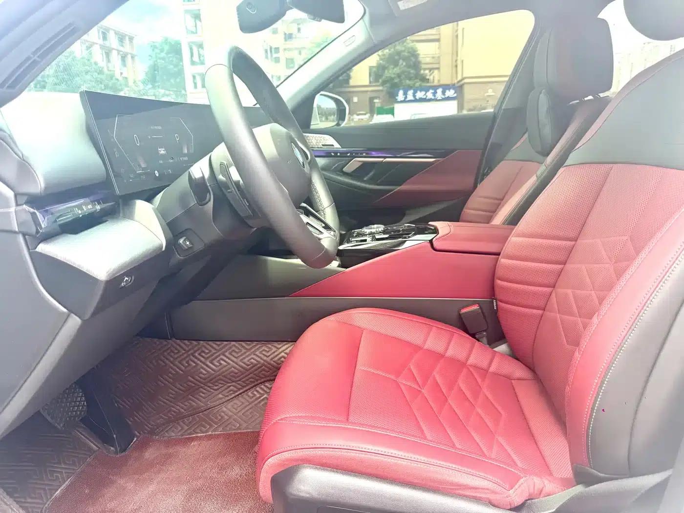 2025 BMW 5 Series 530Li Luxury M Sport Package — миниатюра 4