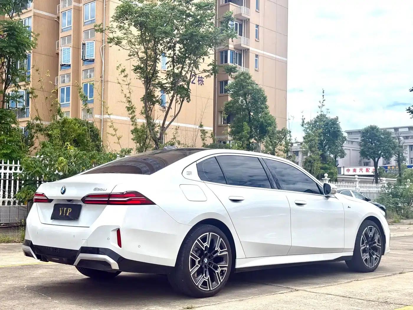 2025 BMW 5 Series 530Li Luxury M Sport Package — миниатюра 7