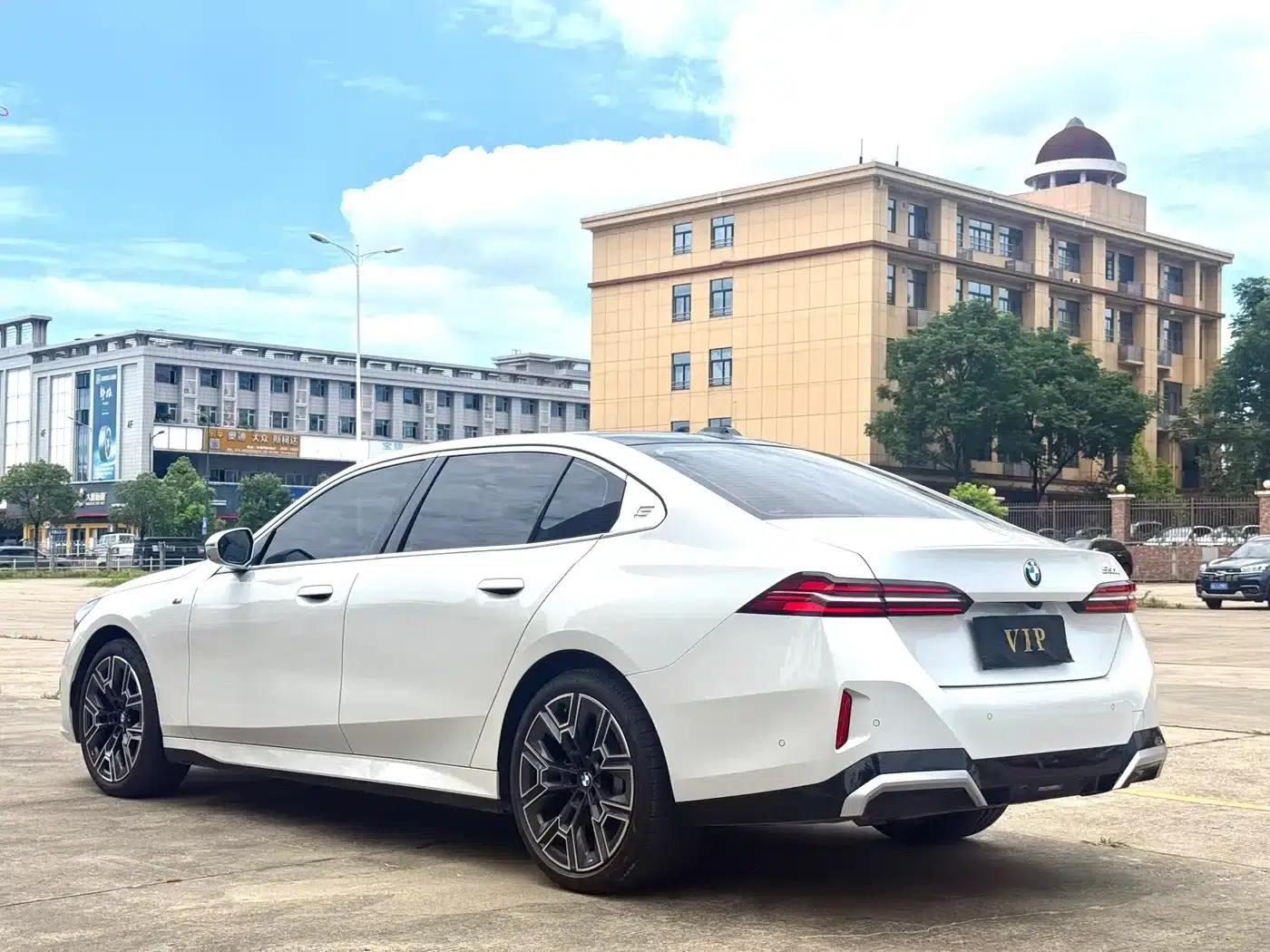 2025 BMW 5 Series 530Li Luxury M Sport Package — миниатюра 9