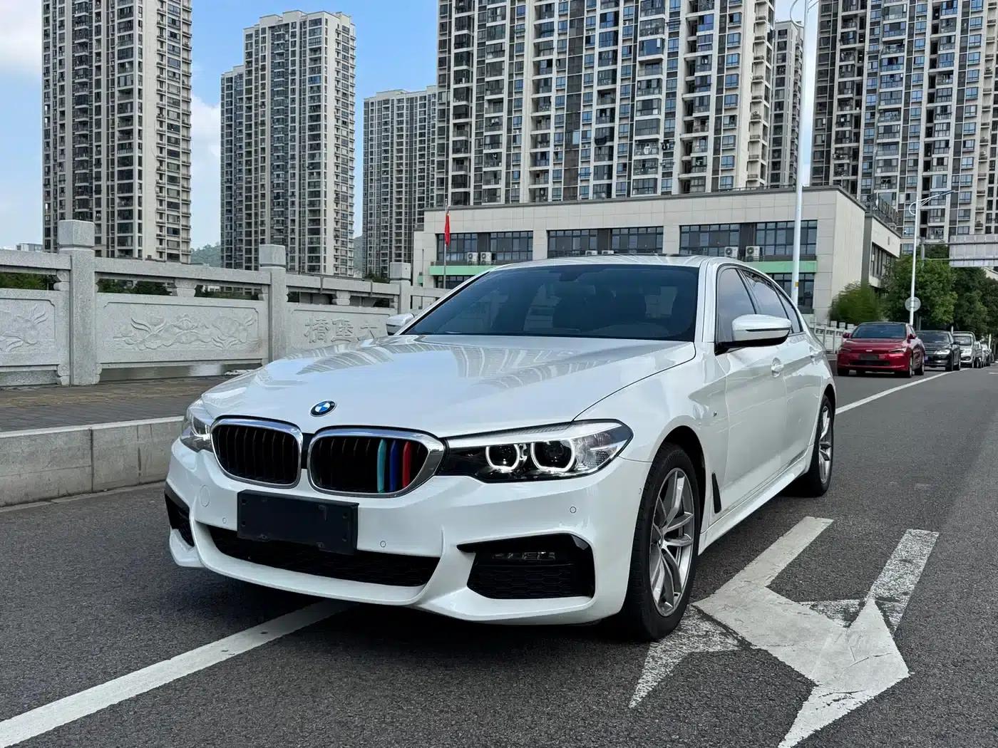 2019 BMW 5 Series 525Li M Sport Package — миниатюра 1