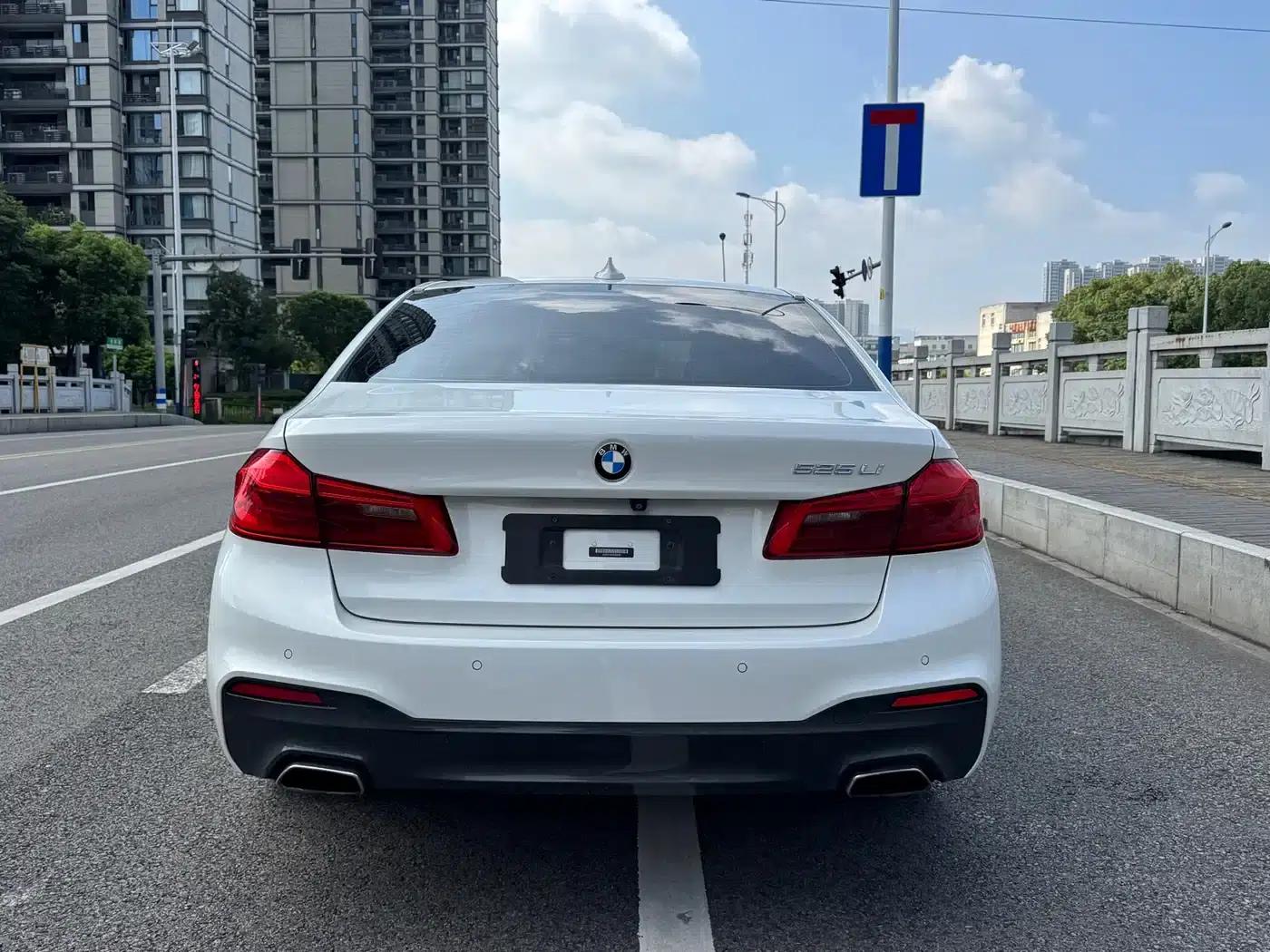 2019 BMW 5 Series 525Li M Sport Package — миниатюра 3