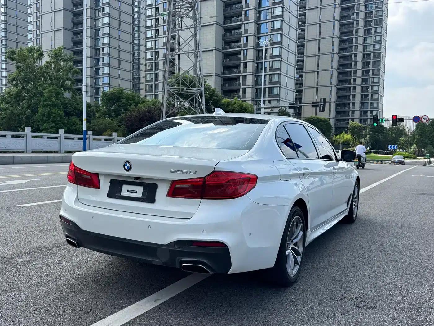 2019 BMW 5 Series 525Li M Sport Package — миниатюра 5