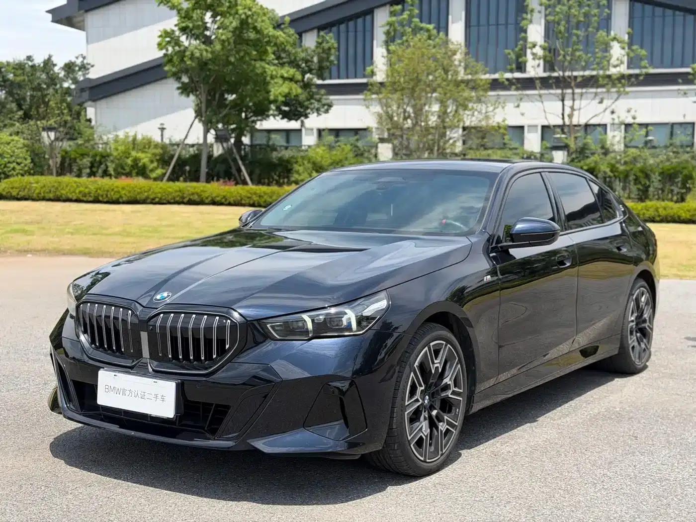 2024 BMW 5 Series 530Li Luxury M Sport Package — миниатюра 1