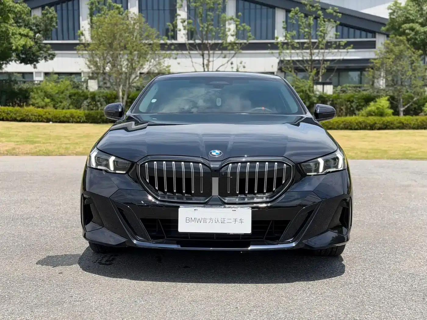 2024 BMW 5 Series 530Li Luxury M Sport Package — миниатюра 2