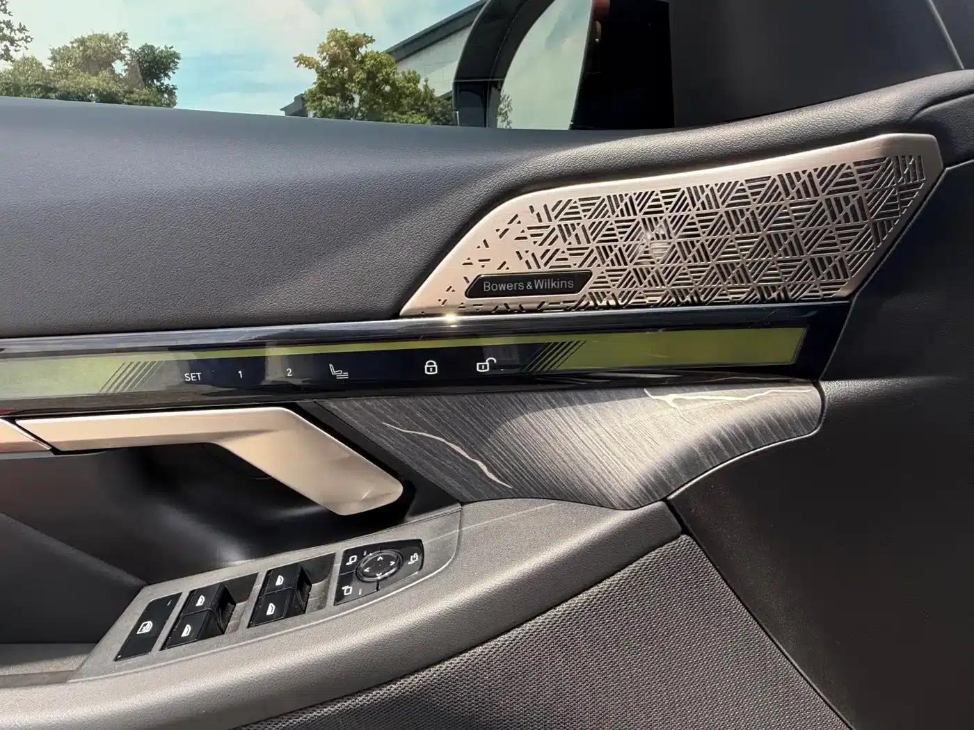 2024 BMW 5 Series 530Li Luxury M Sport Package — миниатюра 11